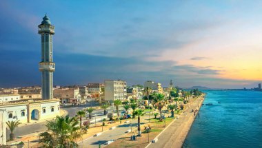 Bizerte şehrinde panoramik setin manzarası ve uzun minareler. Tunus, Kuzey Afrika