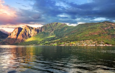 Küçük köylü kıyı şeridi manzaralı. Sognefjord, Flam, Aurlandsfjord, Norveç