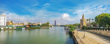 Sevilla 'daki Guadalquivir Nehri ve Torre del Oro Kulesi' nin panoramik manzarası. Endülüs, Spai