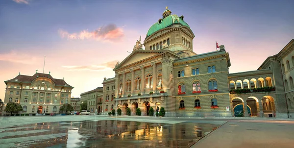 Panoramiczny Widok Plac Fontanną Szwajcarskim Parlamentem Federalnym Berno Szwajcaria — Zdjęcie stockowe