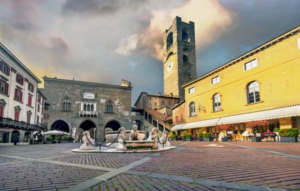 Historischer Platz Piazza Vecchia Mit Contarini Brunnen Der Oberstadt Bergamo — Stockfoto