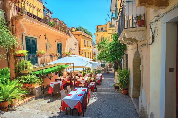 Blick Auf Die Bunte Schmale Fußgängerzone Mit Café Der Altstadt — Stockfoto