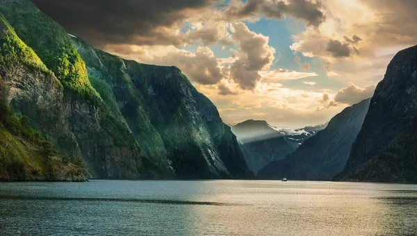 Сценічний Панорамний Вид Береговою Лінією Aurlandsfjord Заході Сонця Согнефіорд Норвегія — стокове фото