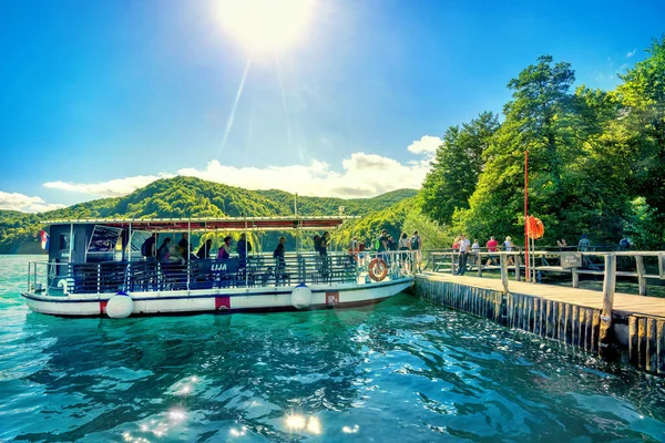 Plitvice Lakes Croatia September 2017 View Wharf Ferry Tourists Plitvice — Stock Photo, Image