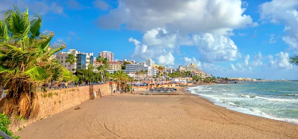 Benalmadena tatil köyündeki kumsalın panoramik manzarası ve deniz kenarı manzarası. Malaga ili, Endülüs, İspanya