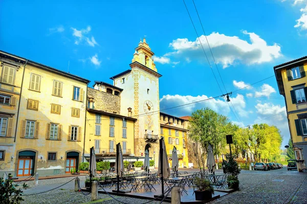 Cityscape Street Cafe View Historic Clock Tower Palazzo Roncalli Bergamo — Stock Photo, Image