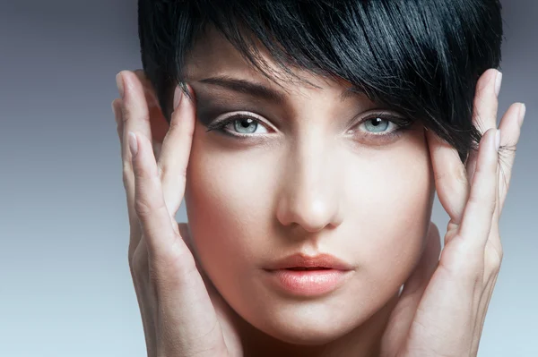 Mujer haciendo por manos orientales ojos —  Fotos de Stock