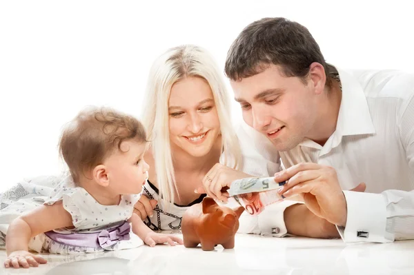 Familia joven con caja de dinero —  Fotos de Stock