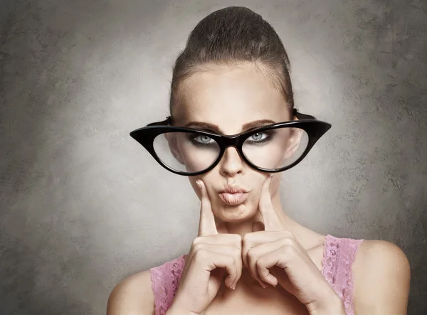 Mujer joven en gafas grandes — Foto de Stock