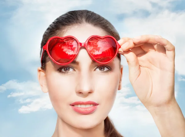 Kırmızı kalp şeklinde gözlüklü kadın — Stok fotoğraf