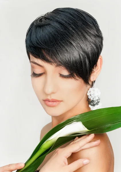 Mujer joven con flor blanca — Foto de Stock