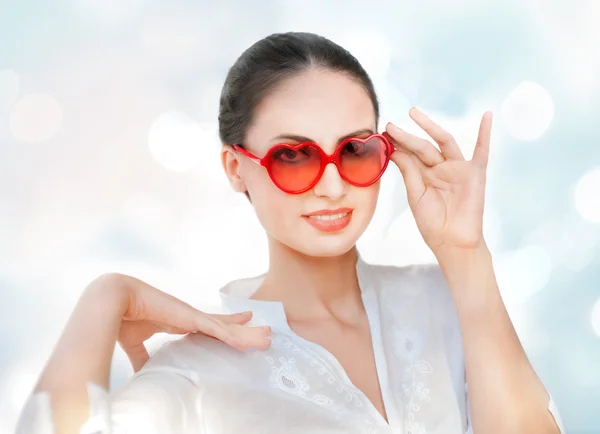 Mulher com óculos em forma de coração vermelho — Fotografia de Stock