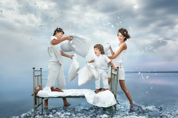 Family fight a battle by pillows — Stock Photo, Image