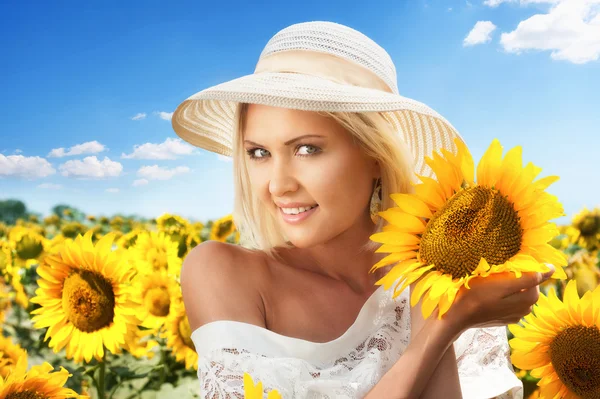 Mujer en campo de girasol floreciente —  Fotos de Stock