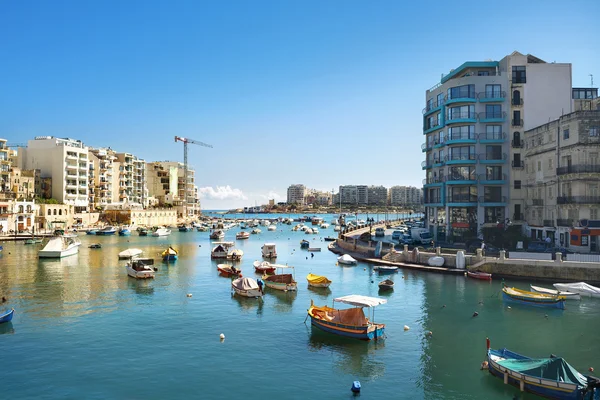 Byggnader och båtar i Malta — Stockfoto