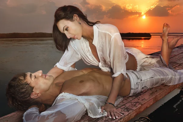 Romantikus pár szerelmes naplementekor — Stock Fotó