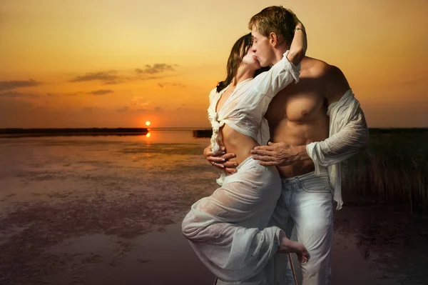 Couple in love at sunset — Stock Photo, Image