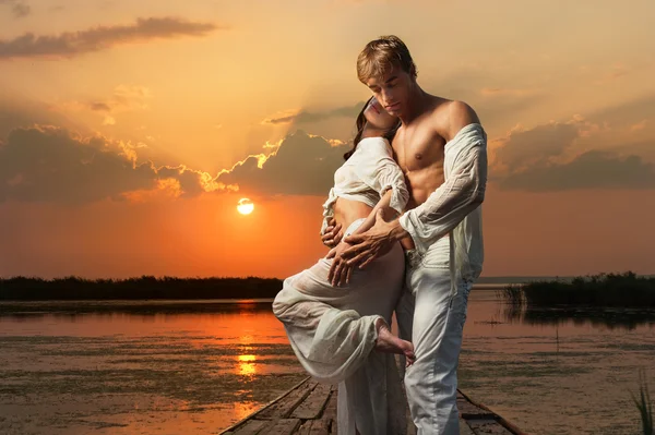 Couple in love at sunset — Stock Photo, Image