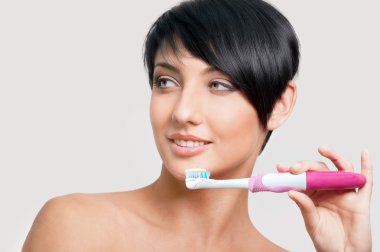 genç bir kadın tutarak diş fırçası