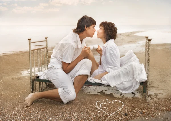 Para zakochanych na brzegu morza — Zdjęcie stockowe