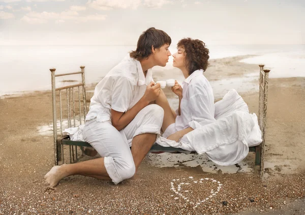 Pareja enamorada en la orilla del mar — Foto de Stock