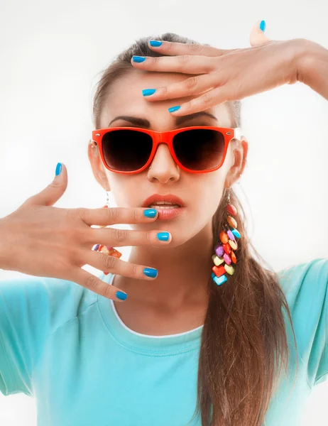 Giovane donna in occhiali da sole — Foto Stock
