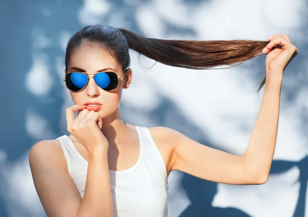 Jolie fille en miroir lunettes de soleil bleues — Photo