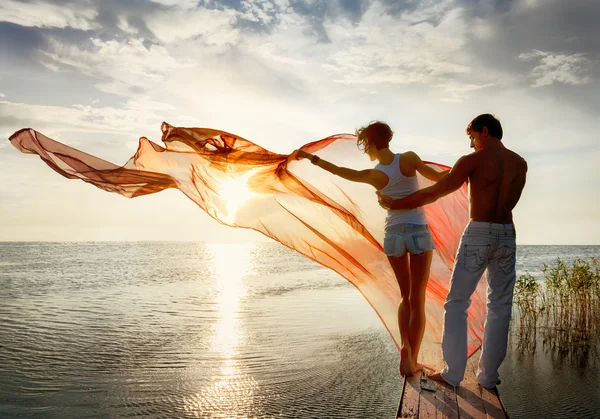 Koppel op zonsondergang achtergrond — Stockfoto