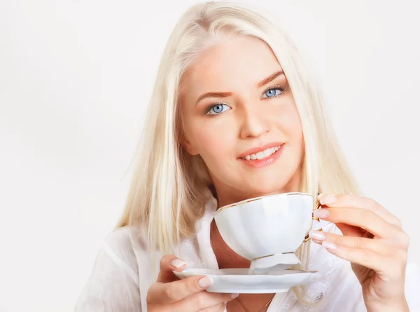 Femme blonde avec une tasse de thé — Photo