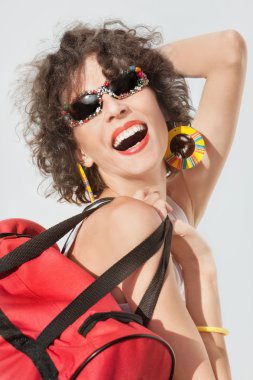 Kırmızı çantalı ifade kadın