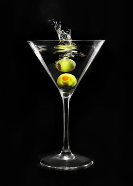 Martini bardağı yeşil zeytin