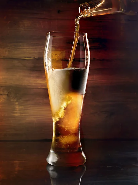 Light bira şişesinden dökme
