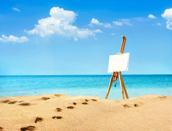 Paisaje con caballete en la playa — Foto de Stock