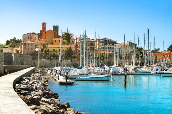 Waterfront of small town of Talamone. — Stock Photo, Image