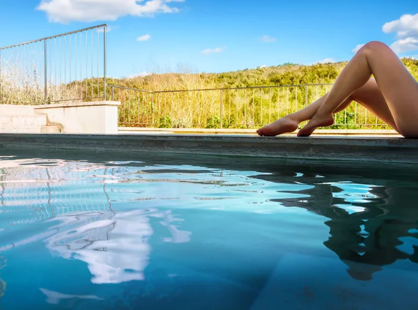 Mulher em piscina de água geotérmica de spa — Fotografia de Stock