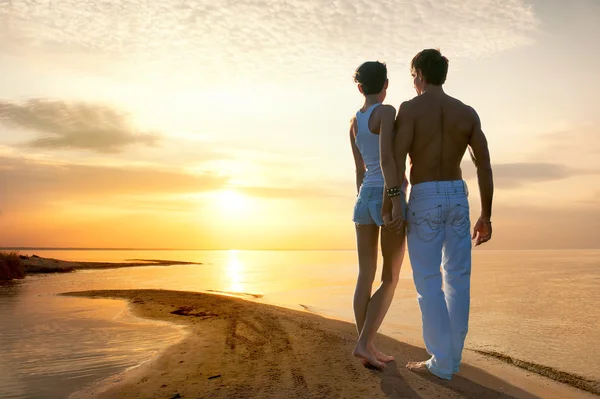 Casal romântico olhando para o pôr do sol — Fotografia de Stock