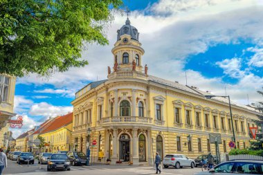 Şehir merkezinde saat kulesi olan tarihi bina manzarası. Baden...