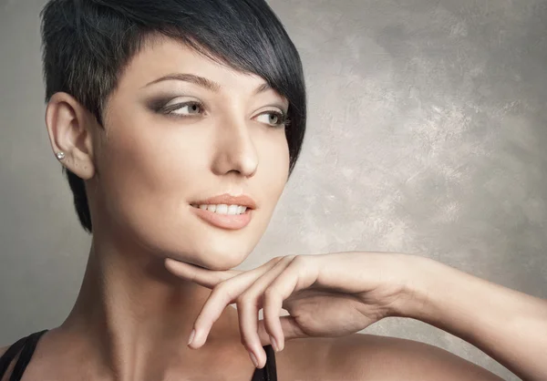 á Devushki Bryunetki S Korotkoj Strizhkoj Fotografii Foto Bryunetka S Korotkimi Volosami Skachat Na Depositphotos