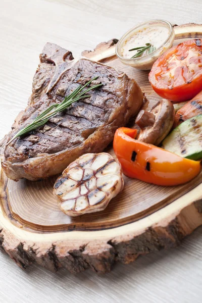 Barbekü t-bone biftek sosu ve ızgara sebzeler bölümünü