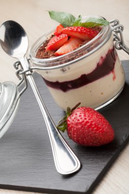Lezzetli İtalyan krem tatlı pannacotta rendelenmiş çikolata ile