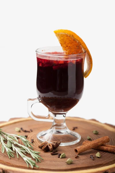 Traditionele winter warm alcohol drinken Glühwein met sinaasappel, s — Stockfoto