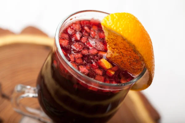 Traditionele winter warm alcohol drinken Glühwein met sinaasappel, s — Stockfoto