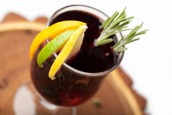 Tradizionali bevande alcoliche calde invernali vin brulè con arancia, s — Foto Stock