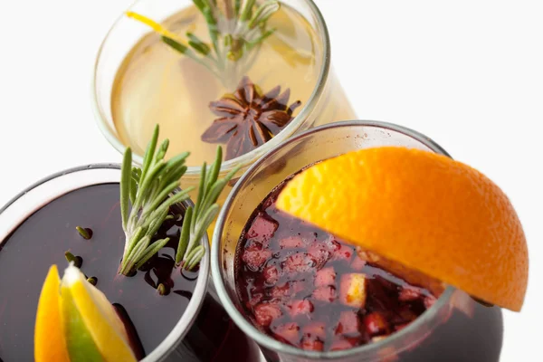 Tradicional invierno bebidas alcohólicas calientes vino caliente con especias con naranja, s —  Fotos de Stock