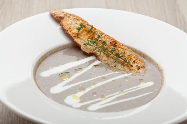 Purê de sopa de creme de cogumelo vegetariano com fatia de queijo de pão assado — Fotografia de Stock