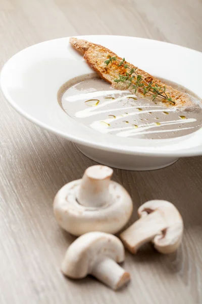 Purê de sopa de creme de cogumelo vegetariano com fatia de queijo de pão assado — Fotografia de Stock