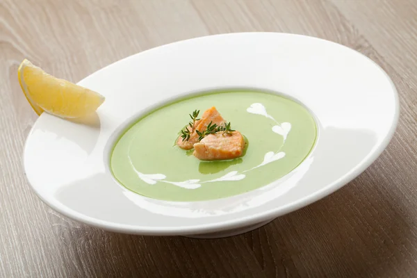 Green broccoli cream soup puree with filleted salmon  and  lemon — Stock Photo, Image