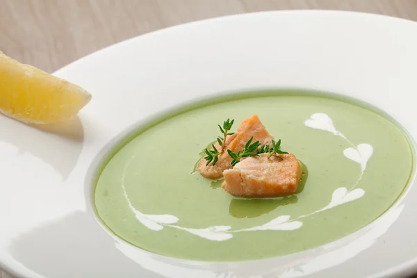 Grünes Brokkoli-Sahnepüree mit filetiertem Lachs und Zitrone — Stockfoto