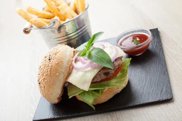 Sanduíche de carne de trigo hambúrguer, batatas fritas, ketchup servido fo — Fotografia de Stock