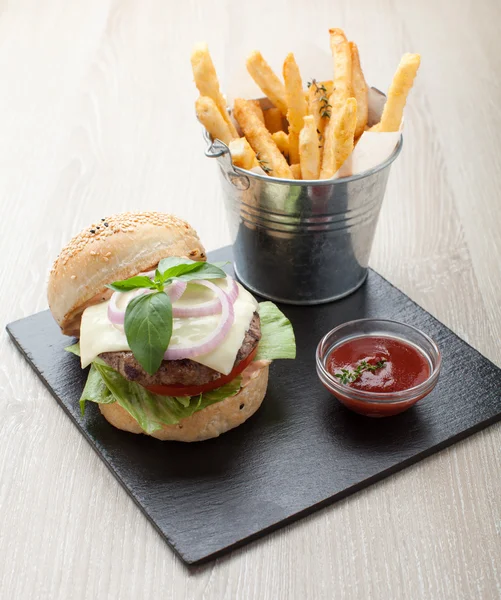 Sanduíche de carne de trigo hambúrguer, batatas fritas, ketchup servido fo Fotos De Bancos De Imagens